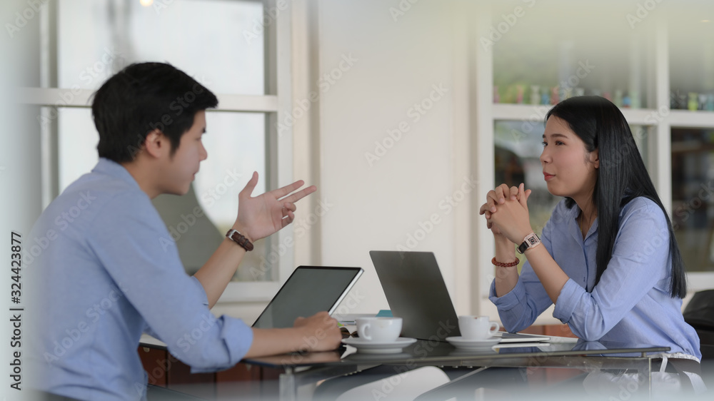 Obraz premium Cropped shot of businesspeople discussing on their work with laptop a