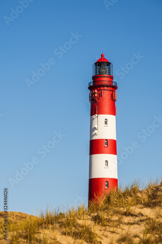  Leuchturm Amrum vor blauem Himmel auf der nordfriesischen Insel Amrum, Wittdün, Schleswig-Holstein, Deutschland