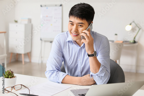 Young Asian businessman tal...