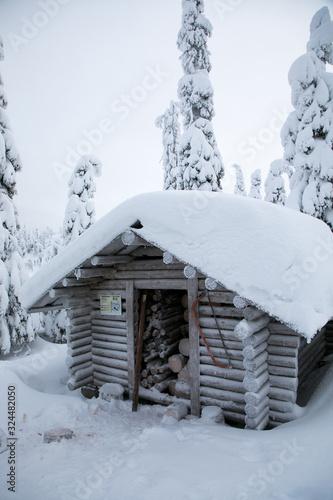 Wallpaper Mural フィンランドの雪の薪割り小屋 Torontodigital.ca