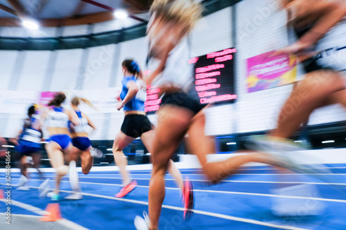 sport athlétisme course coureur feminin femme flou compétition piste stade jo olympique photo
