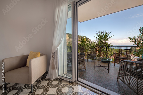 Interni casa di lusso con ceramiche, maioliche e velluto. L'arte moderna contemporanea si fonde con lo stile retrò vintage.