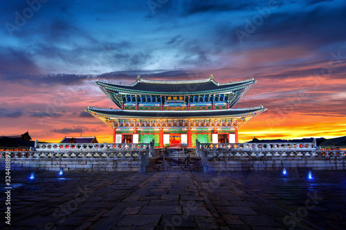Fototapeta Gyeongbokgung palace at twilight in Seoul, South Korea.