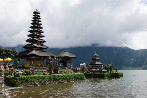 Templo Pura Ulun en el lago Bratan en la isla de Bali