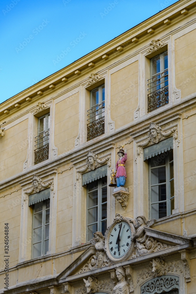 ニーム　オテル・ド・ヴィル広場の時計台