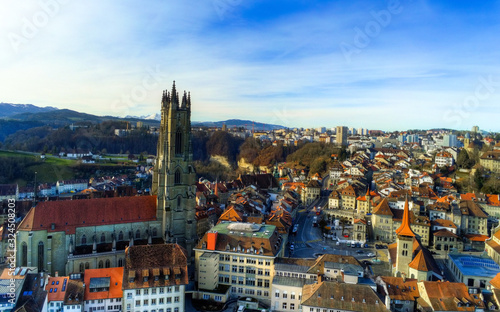 Cath  drale de St-Nicolas et ville de Fribourg  vue a  rienne  Suisse