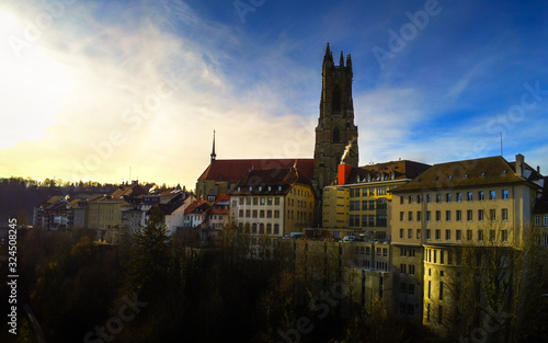 Cathédrale médiévale de St-Nicolas au soleil levant à Fribourg, en Suisse