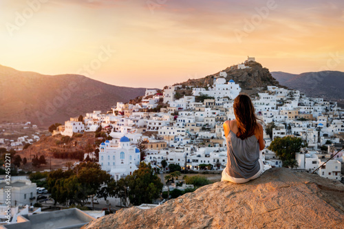 Fotografía Touristin genießt den Sommer Sonnenuntergang über der Stadt von Ios auf den Kykl