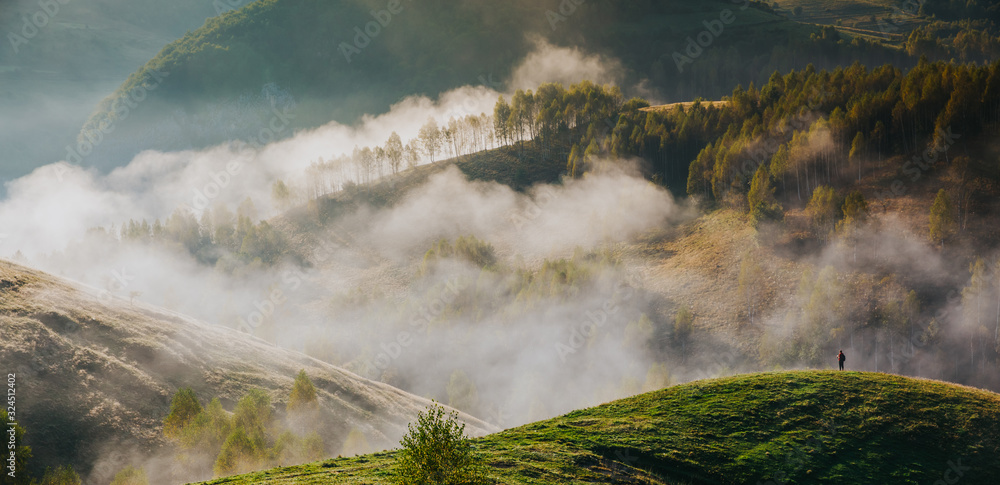 Φωτογραφία Banner of beautiful misty and foggy morning in golden hour on a peaceful meadow