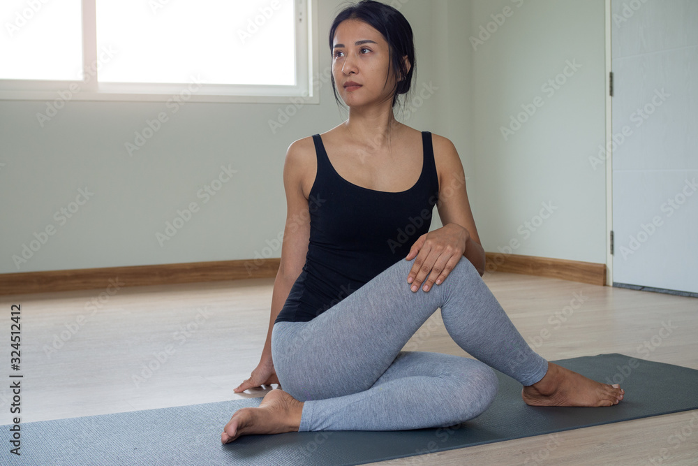 Φωτογραφία Women are doing seated twist exercises for health and a firmer body