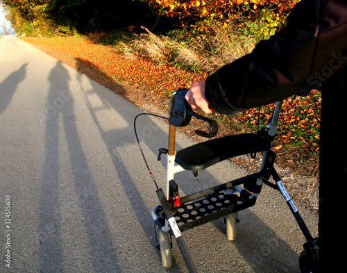 alte frau geht mit Rollator  pflegekräftemangel photo