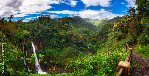 Fototapeta Naklejka Na Ścianę i Meble -  Catarata del Toro waterfall with surrounding mountains in Costa Rica