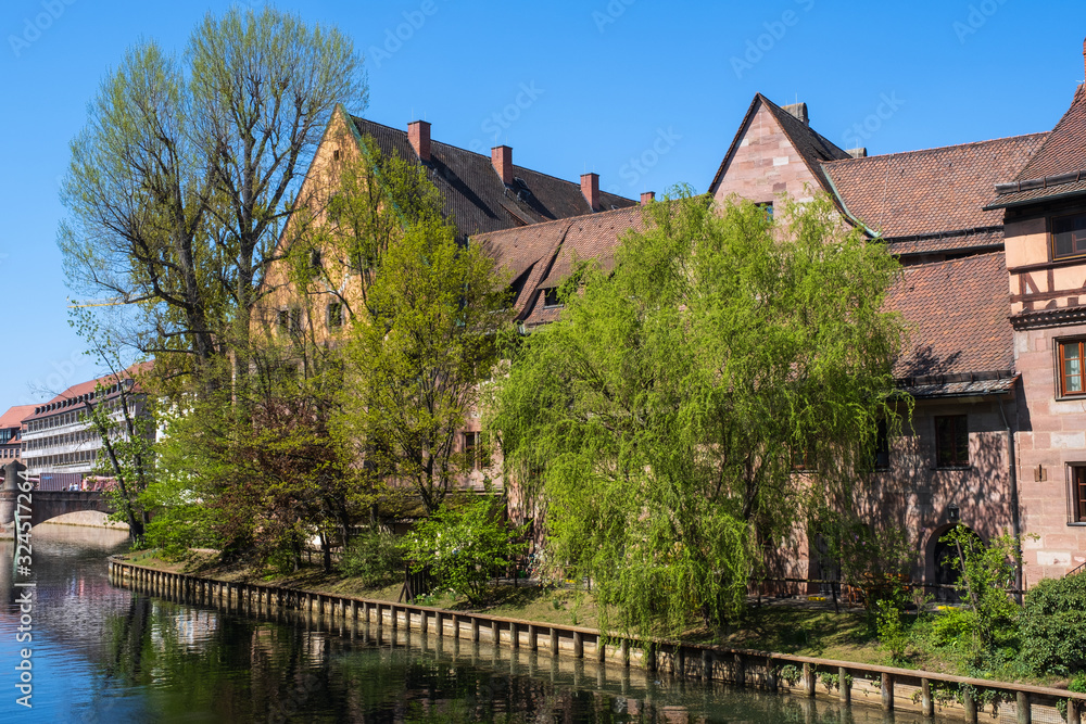 Obraz premium Blick auf historische Häuser am Fluss Pegnitz in Nürnberg/Deutschland