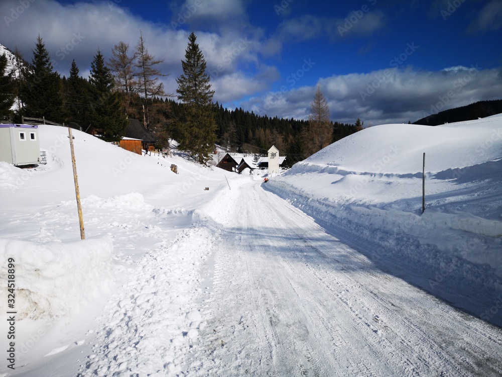 winterliche Straße Schneefahrbahn