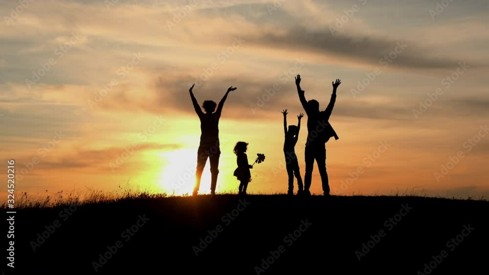 Family Vacation In Nature. Young Mom, Dad And Their Daughters And Son Meet At Sunset. Family Vacation In Nature. Young Mom, Dad And Their Daughters And Son Meet At Sunset.