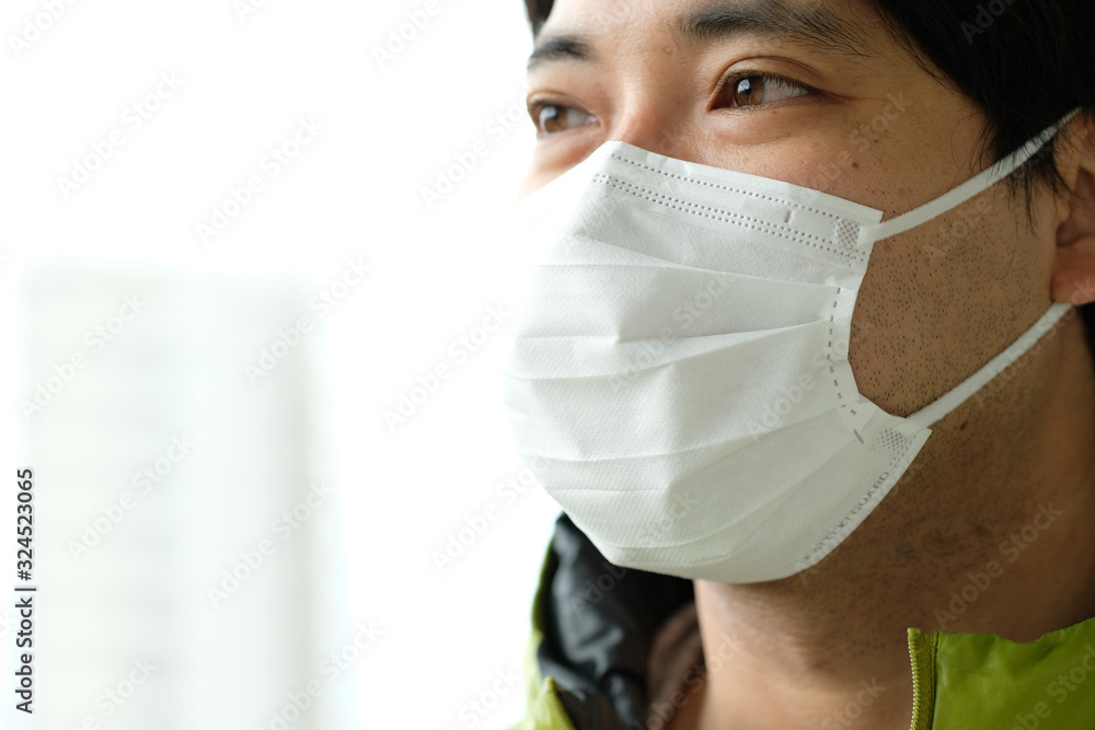 屋外で感染症予防の為に衛生マスクをしている日本人男性の顔アップ横顔 Foto De Stock Adobe Stock