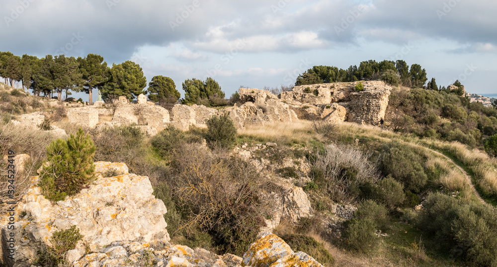 Panorama du château de Leucate (ruines) Panorama du château de Leucate (ruines)