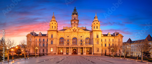 Obraz na płótnie Gyor, Hungary. Panoramic cityscape image of Gyor downtown with Gyor Town Hall during beautiful sunrise. w salonie