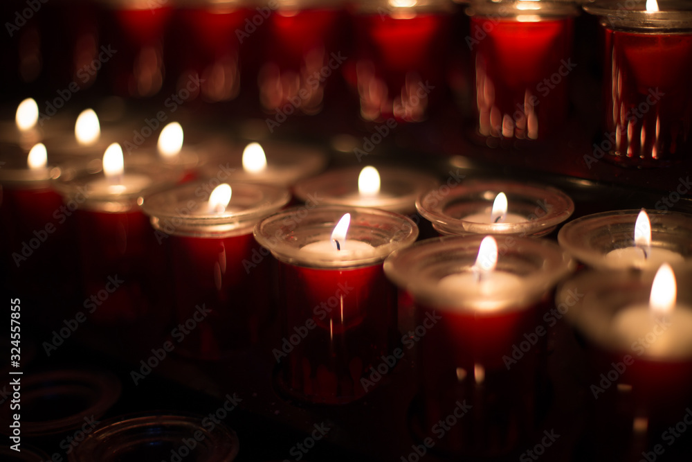 Velas encendidas en una iglesia Velas encendidas en una iglesia