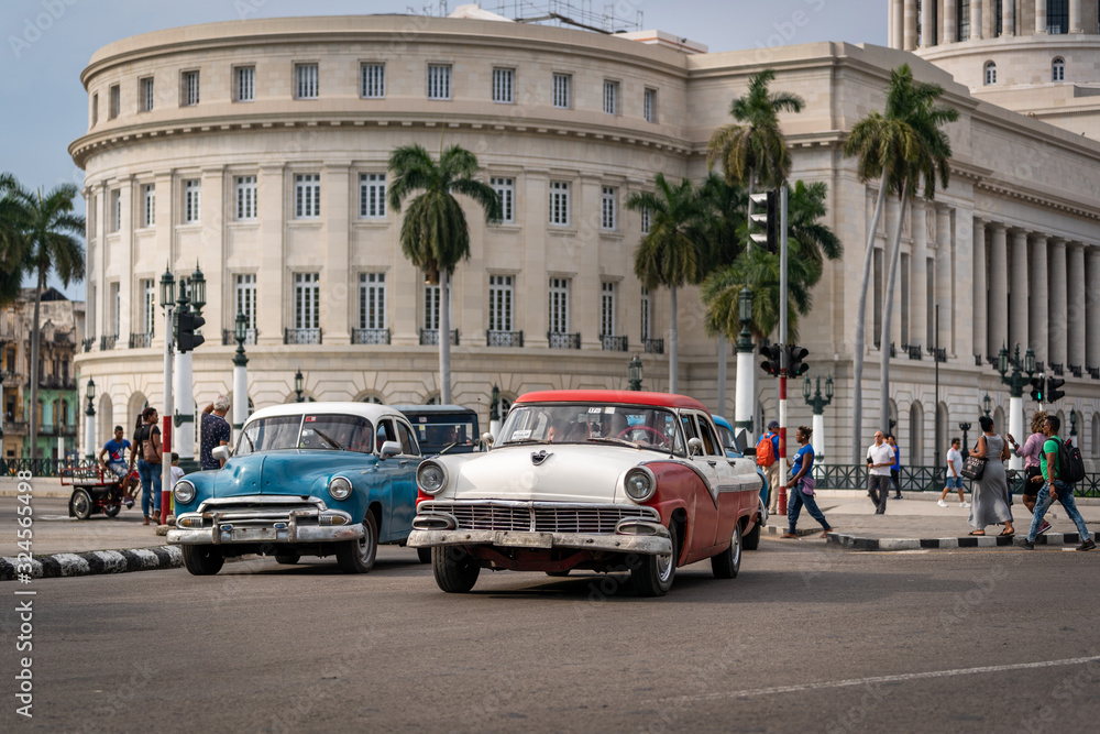 Fototapeta premium Classic Cars at Cuban National Capitol Building