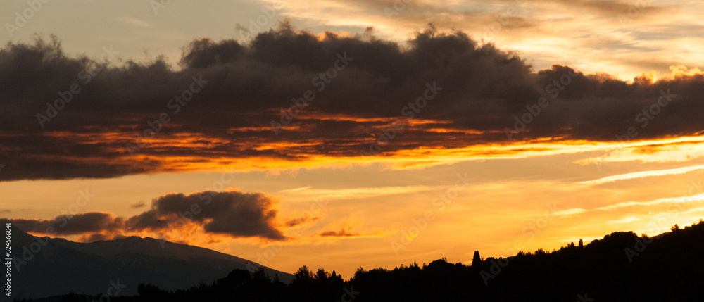 Paysage panorama de campagne au coucher du soleil et nuages colorés