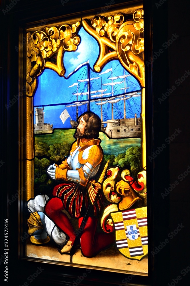 vetrata colorata all'interno della Cappella del Palácio da Pena a Sintra, Lisbona in Portogallo