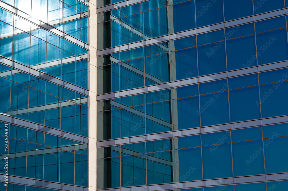 Obraz premium Reflection on modern glass and steel building