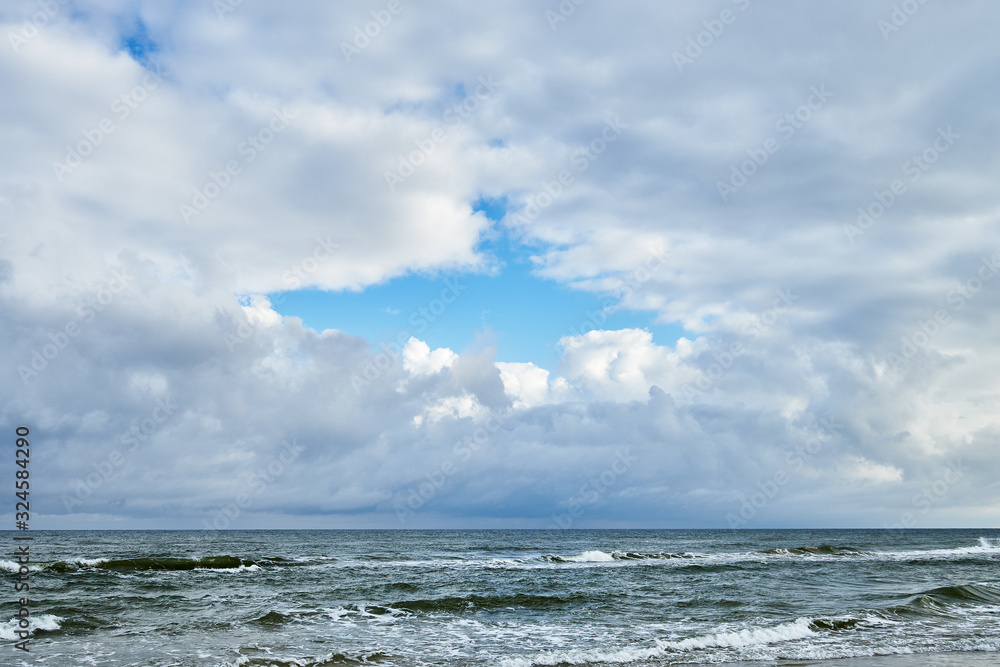 Obraz premium cloudy sky over sea horizon