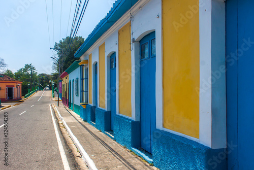 calles con casas coloridas estilo colonial