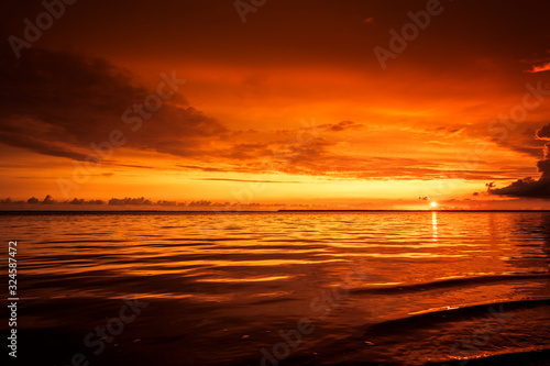 Roter Sonnenuntergang am Meer