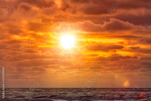 Roter Sonnenuntergang am Meer © by-studio