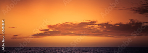 Roter Sonnenuntergang am Meer