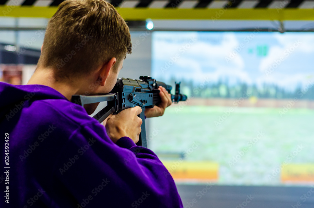 Εκτύπωση καμβά Guy shooting in virtual shooting gallery