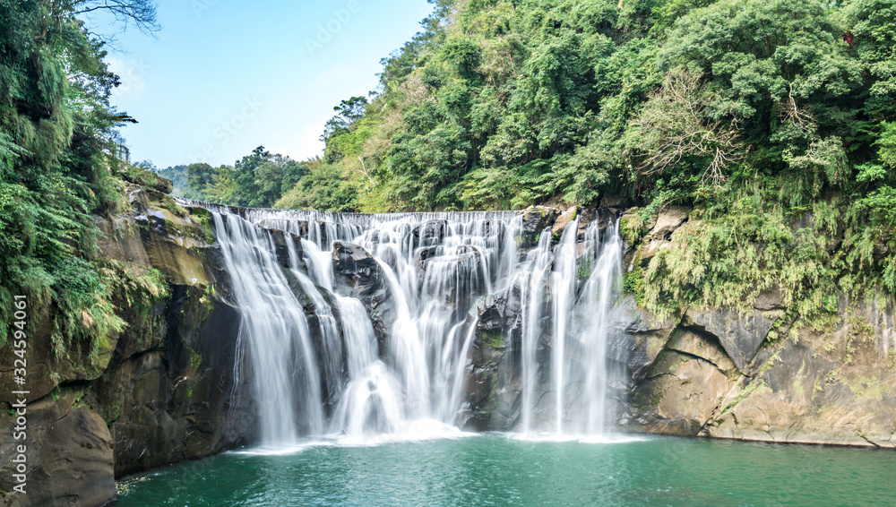 Shihfen Waterfall, Fifteen meters tall and 30 meters wide, It is the largest curtain-type waterfall in Taiwan