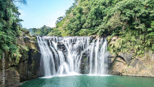 Shihfen Waterfall, Fifteen meters tall and 30 meters wide, It is the largest curtain-type waterfall in Taiwan