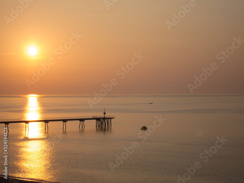 Despertar dorado en playa del mar mediterr  neo.