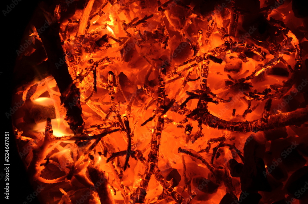  Bright burning of fine wood in combination with charcoal anthracite.