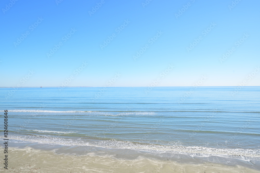 青空の砂浜と地中海　キプロス島