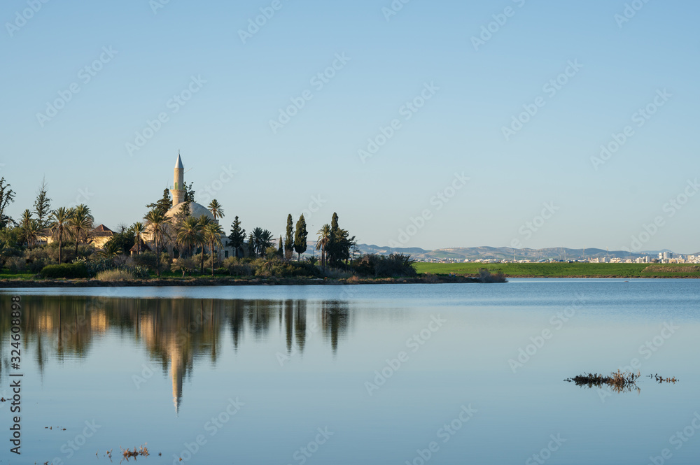 湖畔の佇むモスク　キプロス島