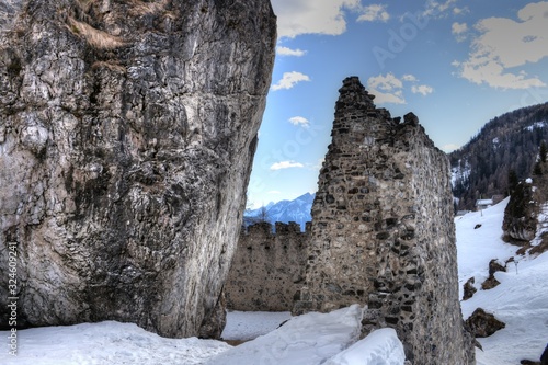 Andraz, Burg Andraz, Schloss Andraz, Schloss Buchenstein, Castello Buchenstein, Falzarego, Belluno, Italien, Buchenstein, Ruine, Lost Place, Gebirge, Dolomiten, Fenster, Mauer, Turm, verfallen, Mittel photo