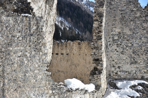 Andraz, Burg Andraz, Schloss Andraz, Schloss Buchenstein, Castello Buchenstein, Falzarego, Belluno, Italien, Buchenstein, Ruine, Lost Place, Gebirge, Dolomiten, Fenster, Mauer, Turm, verfallen, Mittel photo