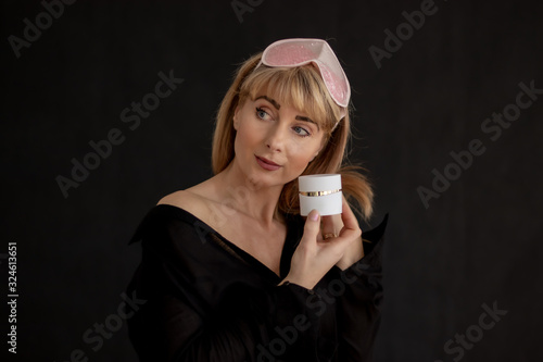 Wallpaper Mural Frau mit Kosmetikprodukt Torontodigital.ca