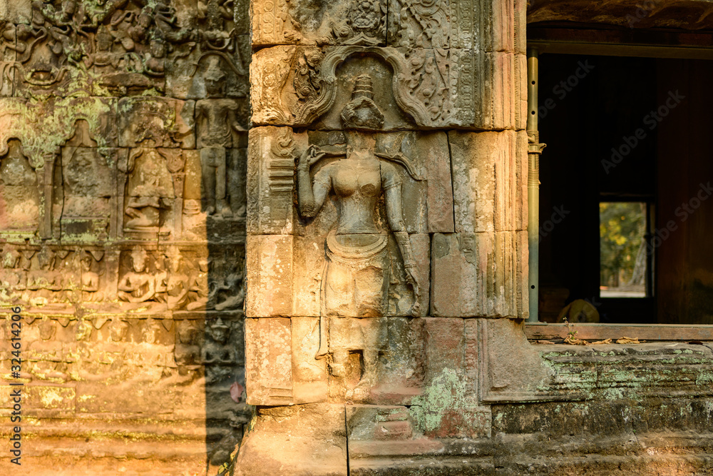 Une devata sur un mur au temple Ta Prohm dans le domaine des temples de Angkor, au Cambodge