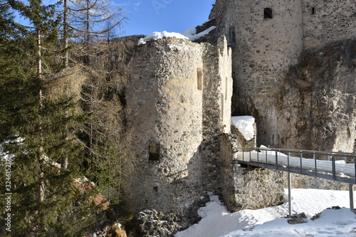 Andraz, Burg Andraz, Schloss Andraz, Schloss Buchenstein, Castello Buchenstein, Falzarego, Belluno, Italien, Buchenstein, Ruine, Lost Place, Gebirge, Dolomiten, Fenster, Mauer, Turm, verfallen, Mittel photo