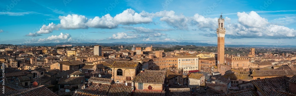Siena, vista panoramica sulla Piazza del Campo e centro storico, Toscana, Italia, Europa 