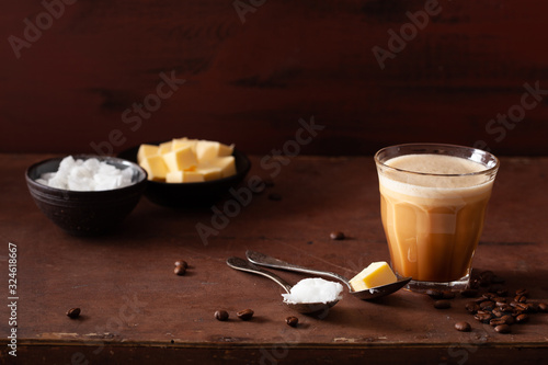 Foto bulletproof coffee, keto paleo drink blended with butter and coconut oil