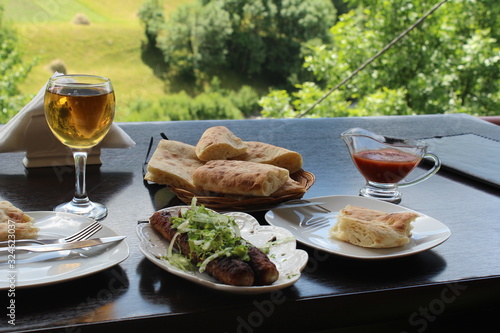gruziński posiłek na łonie natury w lecie