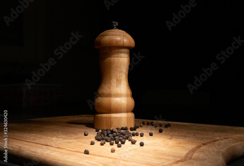 Poivrier et  grains de poivre sur un planche en bois  photo