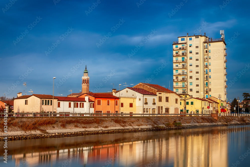 Obraz premium fiume canal bianco in centro storico in adria 