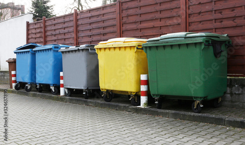 pojemniki na odpady segregowane © lsiekierski